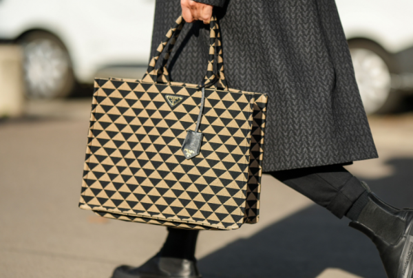 Tas tangan berbentuk tote dengan aksen kulit yang mewah